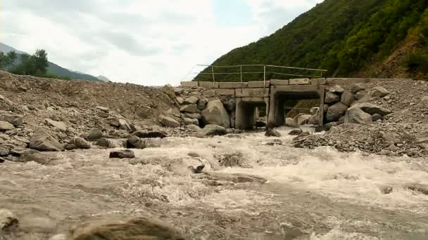 Horská řeka povodeň s starý opuštěný a rozbité vintage most — Stock video