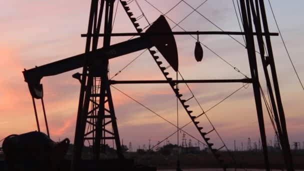 Moviéndose arriba y abajo de la bomba de aceite y derrick — Vídeo de stock