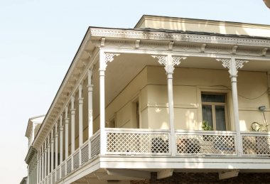 Nostaljik ve listelenen balkon veya oriel ile oyulmuş süsler.