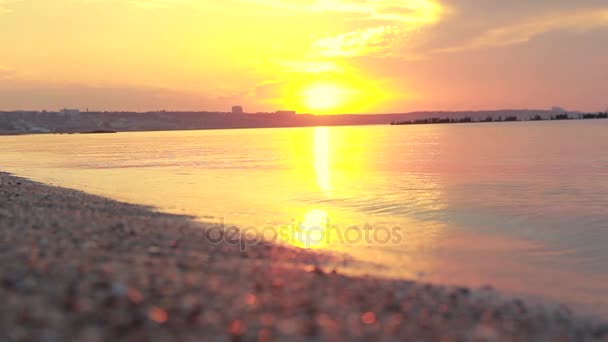 Piaszczystej plaży na wybrzeżu Morza Kaspijskiego. Zachód słońca nad brzeg morza na horizont. — Wideo stockowe