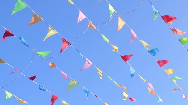 Pennant voler dans le vent avec fond de ciel blu solide mignon .