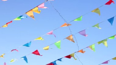 Şirin katı blu gökyüzü arka plan ile rüzgarda uçan flama.