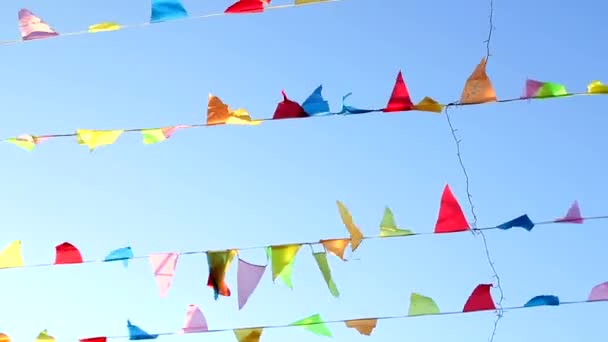 Pennant voler dans le vent avec fond de ciel blu solide mignon .