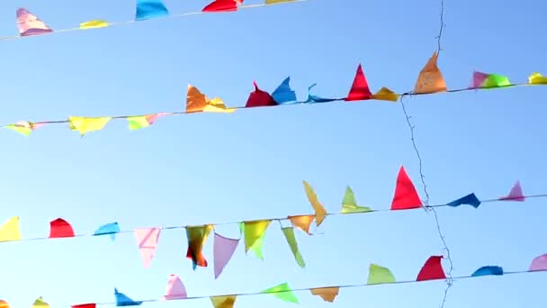 Vliegen in de wind met schattige solide blu hemelachtergrond wimpel. — Stockvideo