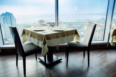 İki büyük pencere manzaralı Restoran boş masa.