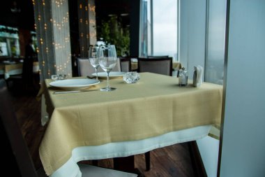 İki pencere manzaralı Restoran boş masa.