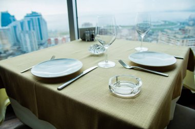 İki büyük pencere manzaralı Restoran boş masa.