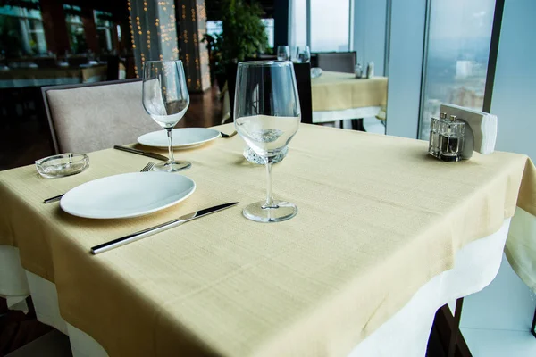 Ресторан пустой стол на двоих с видом на окно . — стоковое фото