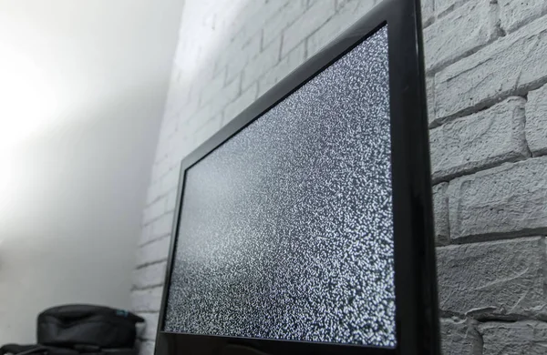 Tela de TV com ruído efeito glitcher. Sem sinal ou nenhum conceito de comunicação com estilo rústico ou loft interior . — Fotografia de Stock