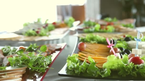 Tabel met eten, salades, restaurant en catering concept. — Stockvideo