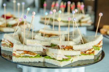 Tatlılar meyve ve sosis, Yeşiller, bisküvi ile dekore edilmiş.