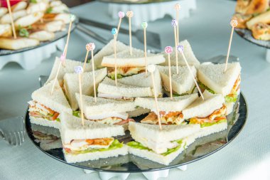 Tatlılar meyve ve sosis, Yeşiller, bisküvi ile dekore edilmiş.