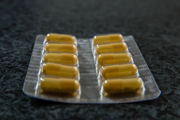 Stapel pillen zijn in blisterverpakking met capsules. — Stockfoto