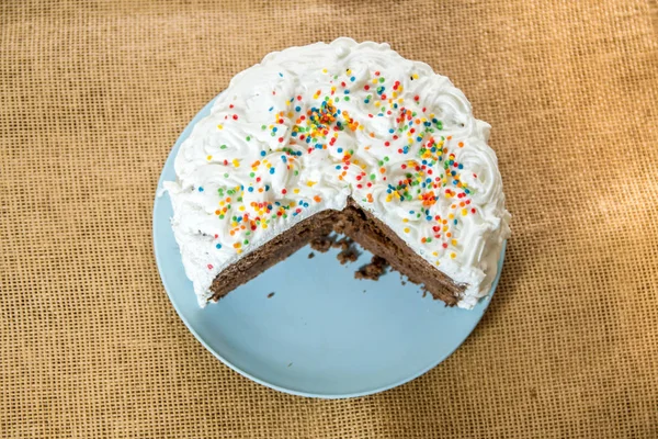 白いクリームのカバーとチョコレート ケーキのスライス — ストック写真