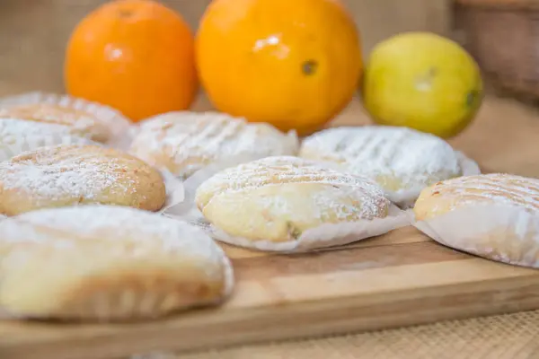 Ciasteczka wykonane z pomarańczy i cytryny. Ciastka domowe kuchnia organiczny. — Zdjęcie stockowe