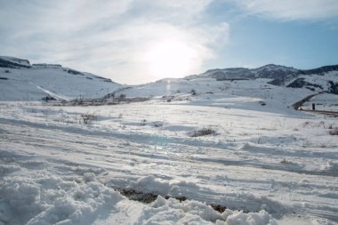 Panoramik dağ kış manzarası ile karlı tepe.
