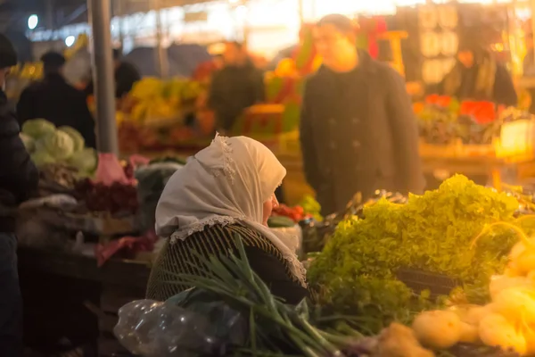 Una anciana anciana vende una variedad de verduras frescas . — Foto de Stock