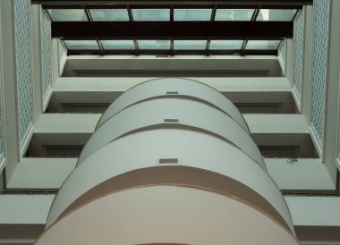 Mimari kompozisyon hatları getirilerek soyut. Beyaz yuvarlak balkon.