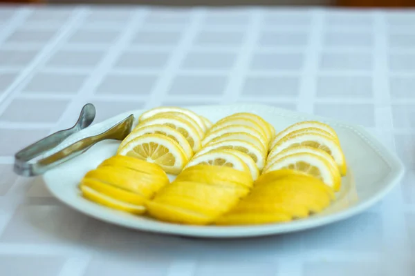 Φέτες λεμονιού στο άσπρο πιάτο. — Φωτογραφία Αρχείου