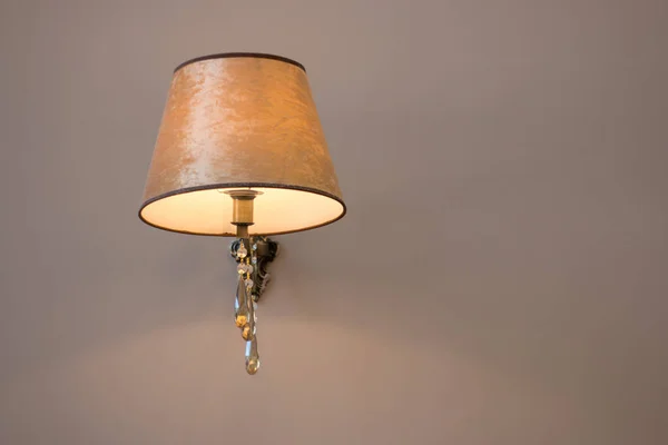 A lâmpada de parede vintage pendurada na parede. Espaço vazio para o seu texto ou design . — Fotografia de Stock