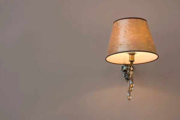 A lâmpada de parede vintage pendurada na parede. Espaço vazio para o seu texto ou design . — Fotografia de Stock