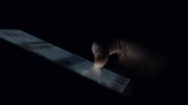 Web sitesi karanlık odada alışveriş swiping Tablet arama ver. Atış kapatın.