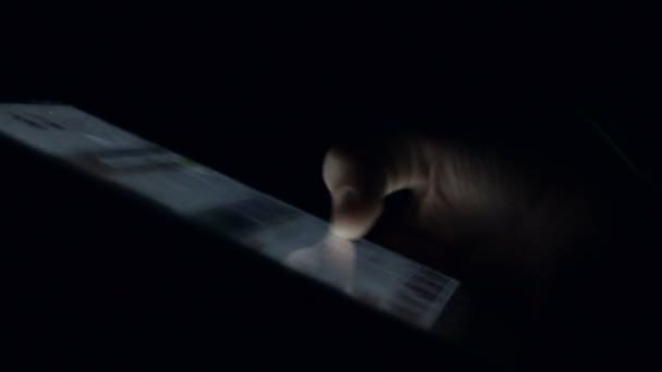 HandSwiping Tablet ricerca sul sito di shopping in camera oscura. Colpo da vicino . — Video Stock