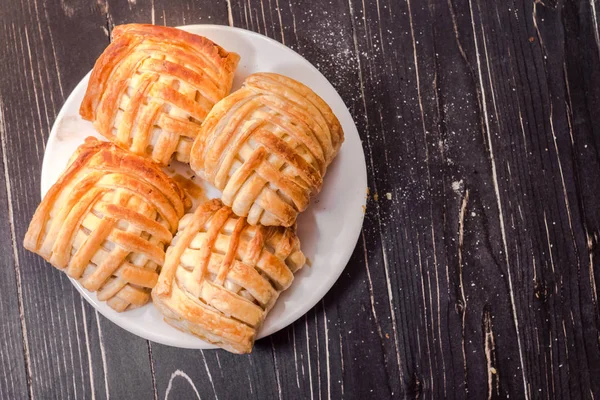 Cookies and sweet pastries with cross wired lines in white plate. Top view — Stock Photo, Image