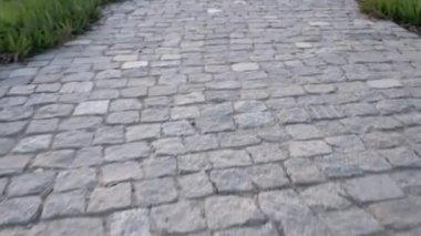 Cobble Stone yolunda yürüyorum. Kamera uçuyor..