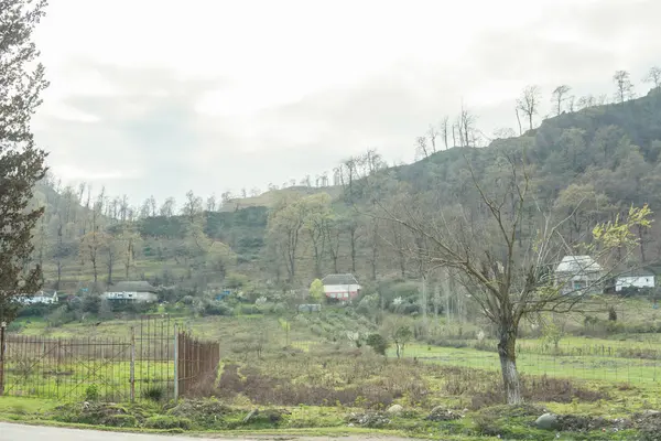 Paesaggio di campagna in autunno. Villaggio con case di montagna e cantieri . — Foto Stock