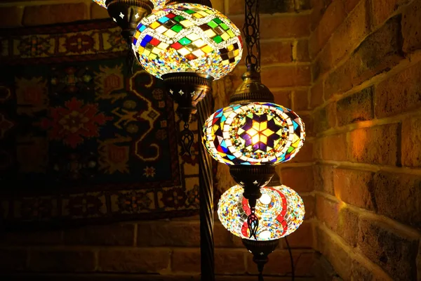 Lâmpada de parede vintage com ornamentos orientais nele. — Fotografia de Stock