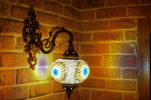 Винтажная настенная лампа с восточными украшениями на ней. — стоковое фото