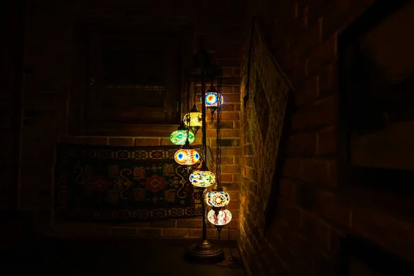 Винтажная настенная лампа с восточными украшениями на ней. — стоковое фото