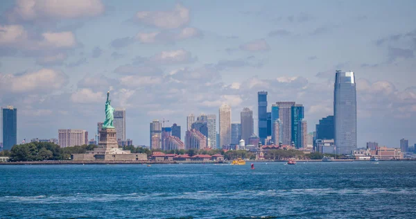 De financiële wijk van Liberty Island en New York City-Manhattan — Stockfoto