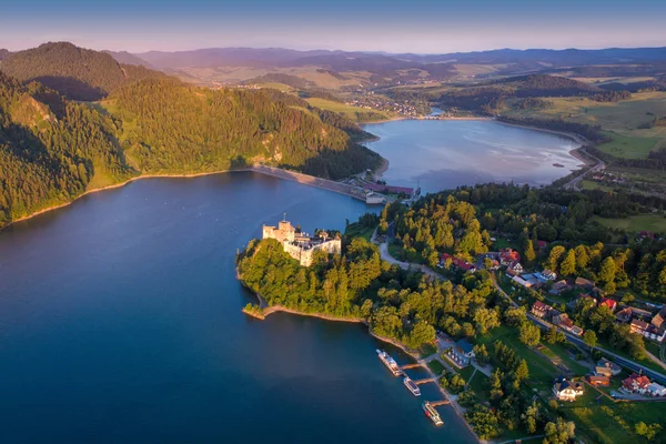 Castelo medieval em Niedzica pelo lago Czorsztyn — Fotografia de Stock