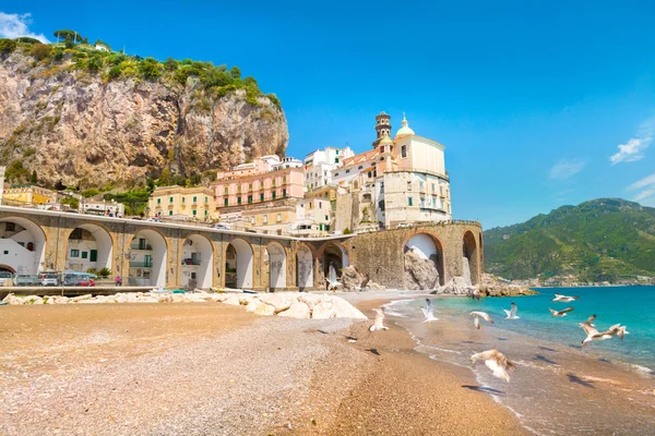 Vista matutina del paisaje urbano de Amalfi en la línea costera del mar mediterráneo — Foto de Stock