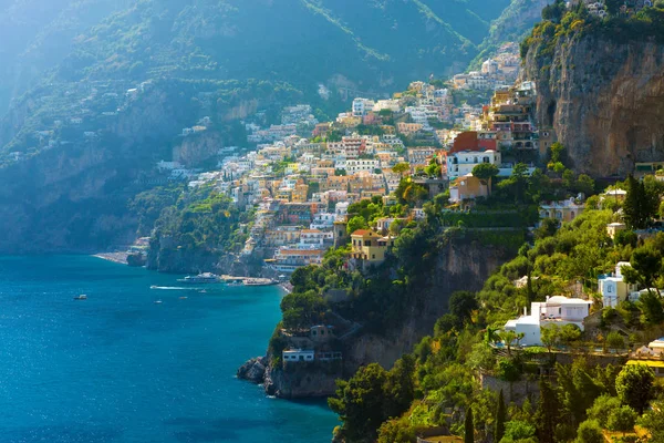 Positano cityscape sabah görünümünü Akdeniz'in sahil şeridi üzerinde
