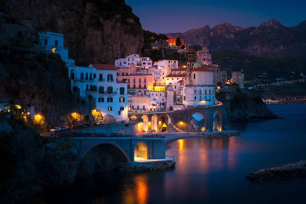 Nacht uitzicht van amalfi stadslandschap op de kustlijn van de Middellandse Zee — Stockfoto