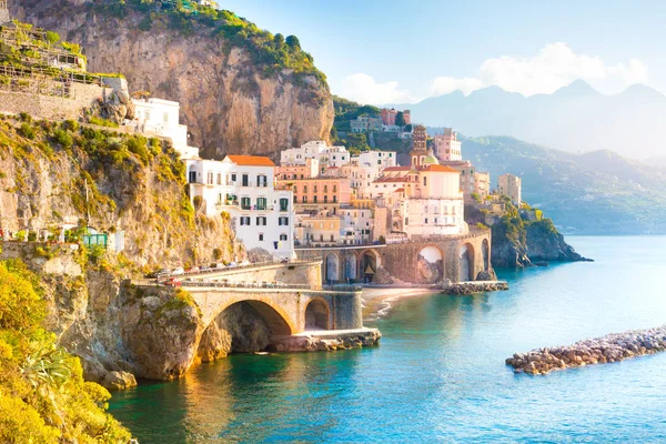 Amalfi cityscape sabah görünümünü Akdeniz'in sahil şeridi üzerinde