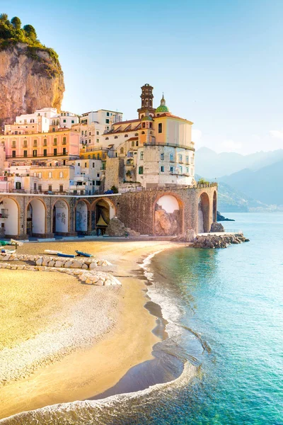 Vista matutina del paisaje urbano de Amalfi en la línea costera del mar mediterráneo —  Fotos de Stock