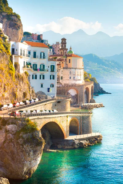 Vista matutina del paisaje urbano de Amalfi en la línea costera del mar mediterráneo — Foto de Stock