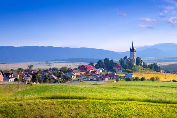 Bellissimo paesaggio di valle in Slovacchia montagne, piccole case nel villaggio, scena rurale . — Foto Stock
