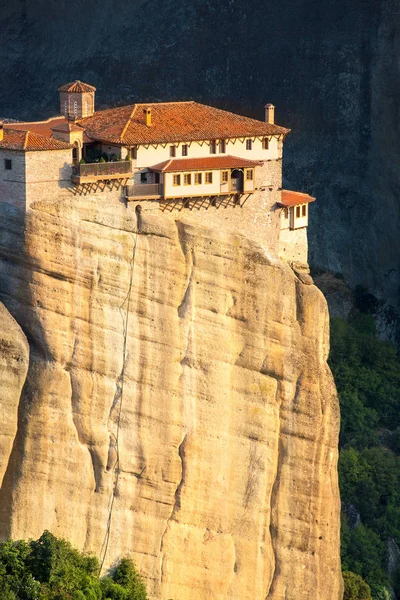 Paisaje de montaña con rocas de Meteora y monasterio de Roussanou, lugar de paisaje de monasterios en la roca . — Foto de Stock