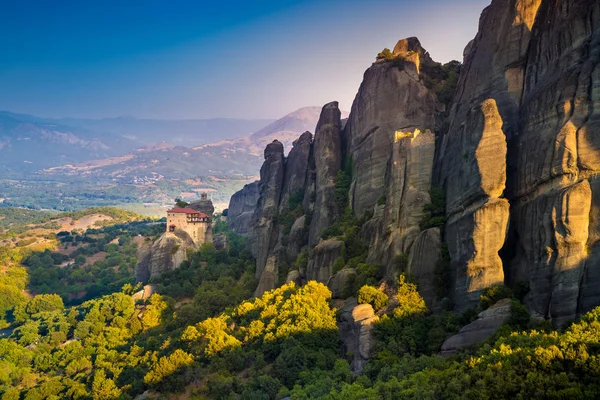 Bergslandskap med Meteora-klipporna och Roussanou kloster, landskap placera av kloster på berget. — Stockfoto