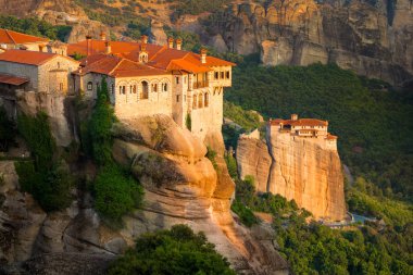 Günbatımı Meteora manastırları üzerinde ışık