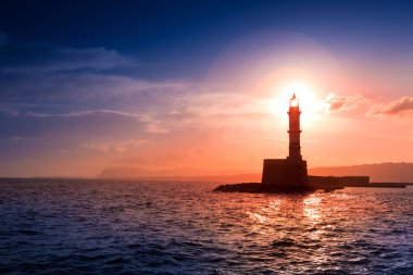 Gün batımında deniz feneri.