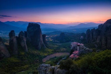 Günbatımı Meteora manastırları üzerinde ışık