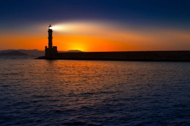 Gün batımında deniz feneri.