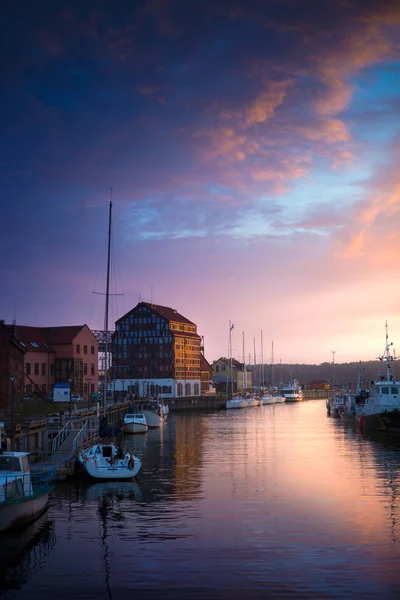 Sonnenuntergang im Hafen von Klaipeda, Litauen. — Stockfoto