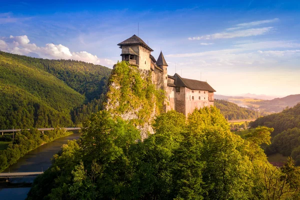 Güzel Slovakya kalede gündoğumu. Orava. — Stok fotoğraf